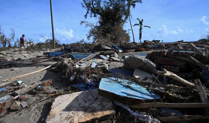 Un homme passe devant les débris d'une maison endommagée après le passage de l'ouragan Melissa dans le village de Boca de Dos Rios, province de Santiago de Cuba, Cuba, le 30 octobre 2025. (AFP)