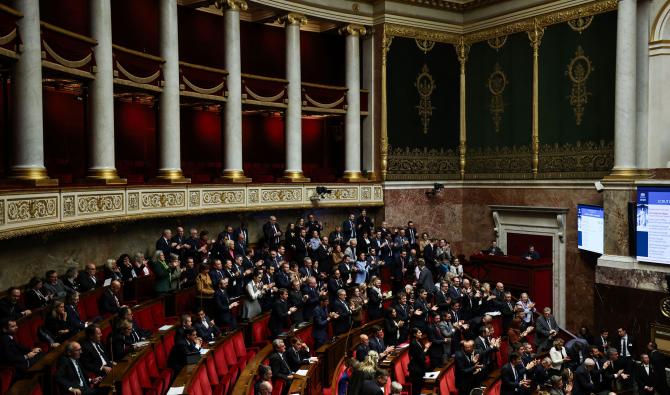Des députés du Rassemblement national applaudissent lors de l'examen des textes par la "niche parlementaire" du groupe d'extrême droite Rassemblement national, à l'Assemblée nationale, la chambre basse du parlement français, à Paris, le 30 octobre 2025. (AFP)