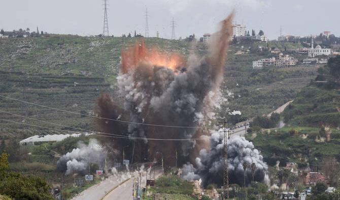 Israël va «intensifier» ses opérations au Liban, après avoir détruit un pont reliant Tyr au reste du pays