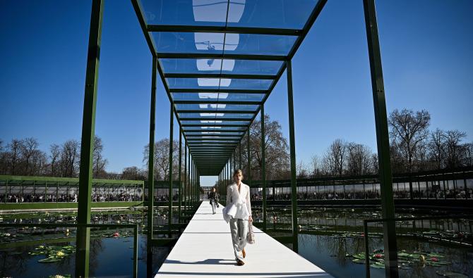 Mode féminine: des fleurs pour le défilé Dior, des smokings chez Saint Laurent