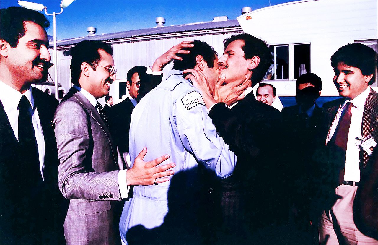 Arrivant en Californie, le Prince Sultan étreint son frère le Prince Abdul Aziz, entouré par ses autres frères. De gauche à droite, le Prince Ahmed, le Prince Fahd et le Prince Faisal