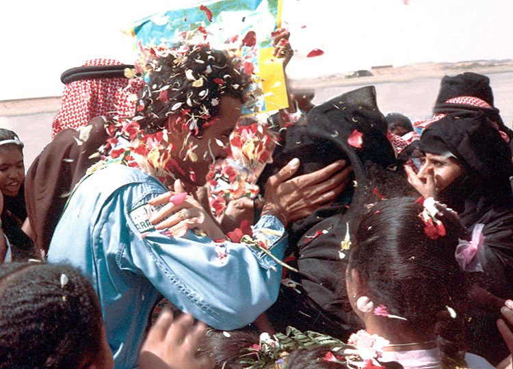 À Taëf, le prince Sultan accueille sa mère, la princesse Sultana, au milieu d’une pluie de pétales de roses