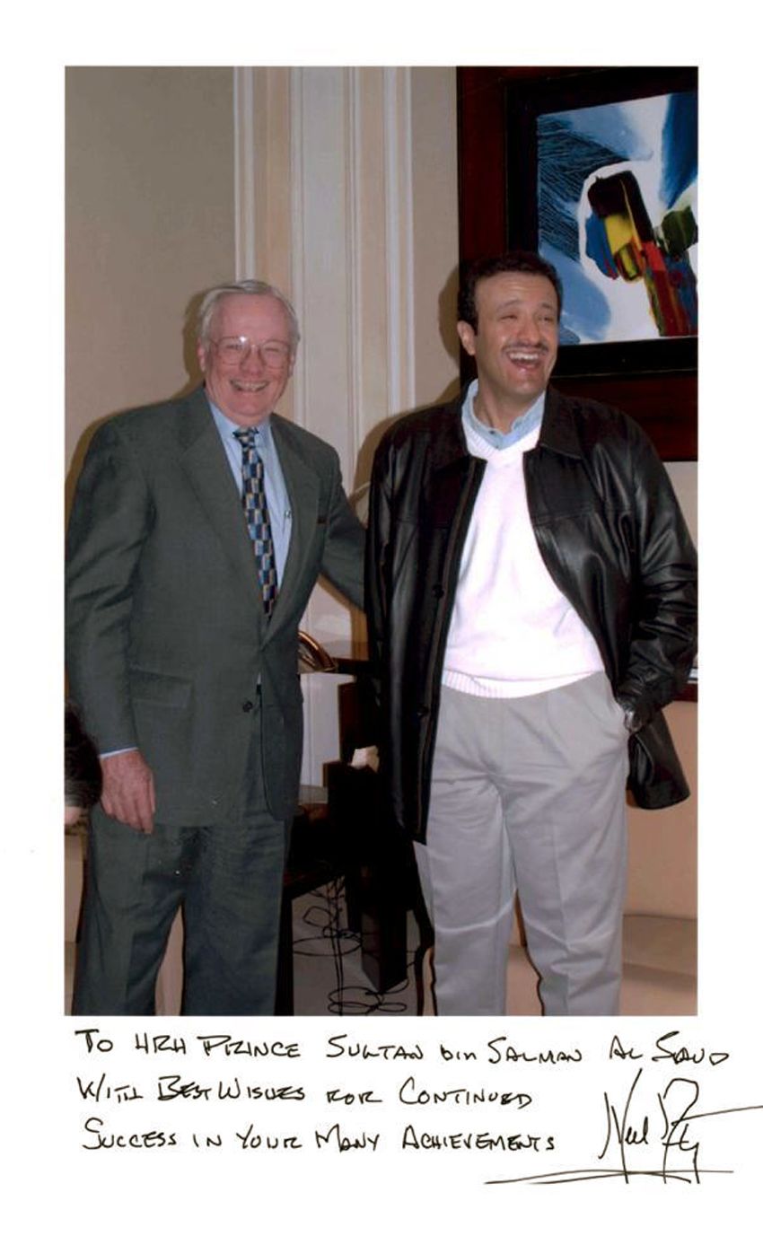 Le Prince Sultan avec Neil Armstrong, le premier homme a avoir marché sur la lune, à Genève en 2001.