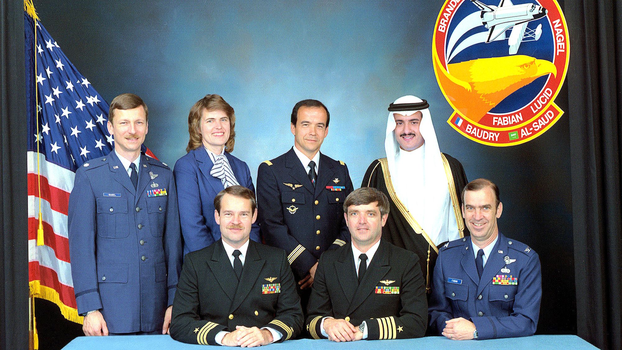 L’équipage, de droite à gauche, en partant de la gauche : le prince Sultan, John Fabian, Daniel Brandenstein, John Creighton, Steven Nagel, Shannon Lucid et Patrick Baudry.